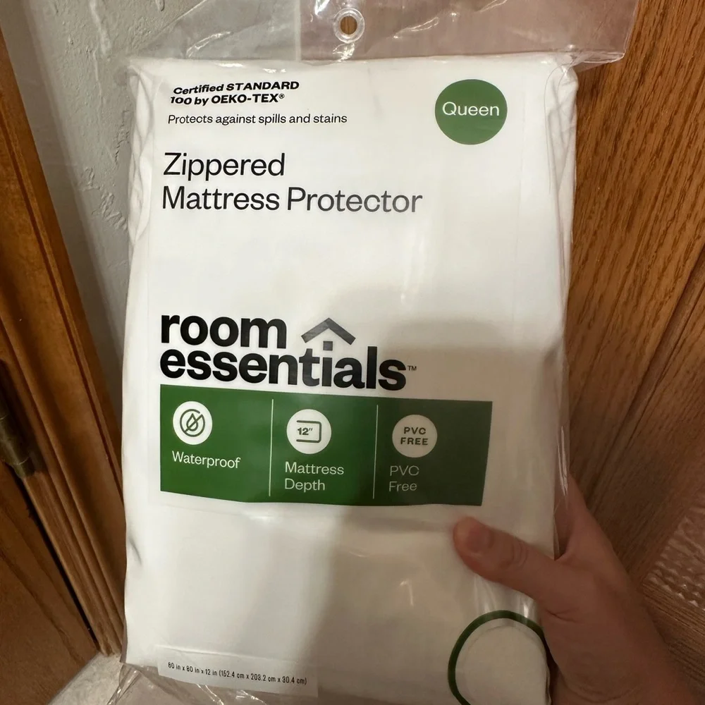 Room Essentials Green and White Zippered Mattress Protector - Queen